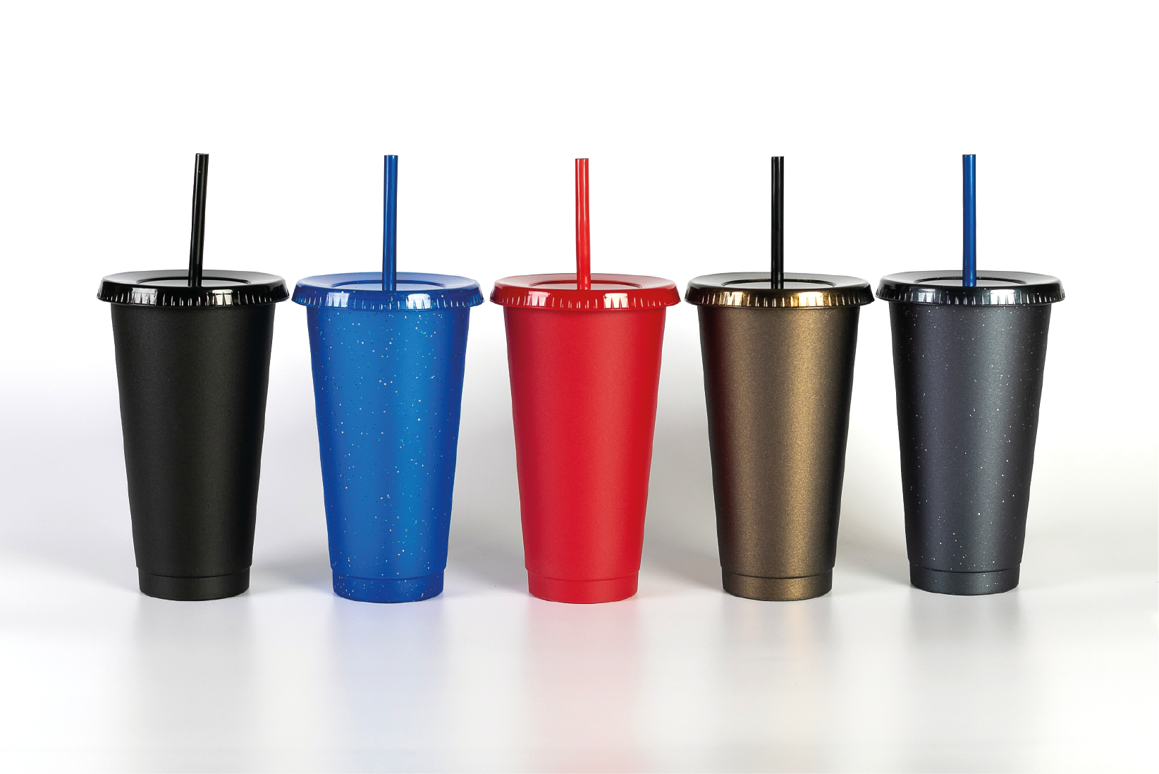 SET DE 5 VASOS REUSABLES DE PLÁSTICO, CON TAPA Y POPOTE 709 ML