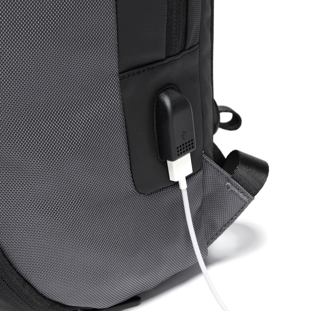 Mochila Negra BANGE. Puerto de carga USB, sistema antirrobo y bloque TSA, correa acolchada. Para portátil de 16 y artículos extra. Modelo BG-7078