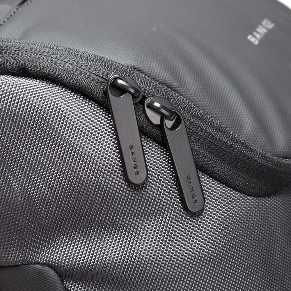 Mochila Negra BANGE. Puerto de carga USB, sistema antirrobo y bloque TSA, correa acolchada. Para portátil de 16 y artículos extra. Modelo BG-7078