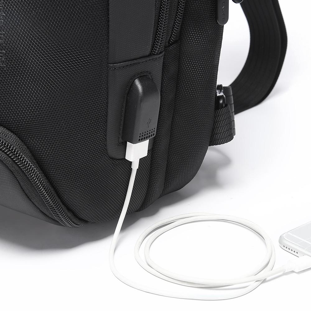 Mochila Cruzada Bange. Sistema antirrobo programable. Carga USB. Material resistente al agua. Compartimientos para tablet de 9.7 y más. Modelo BG-7082