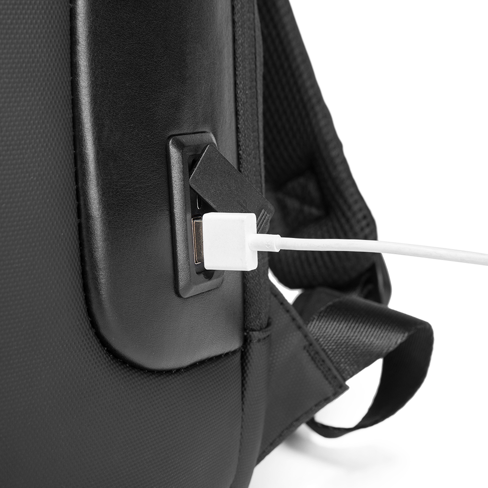  Mochila BANGE. Para laptop, iPad y artículos extra. Candado de seguridad antirrobo, puerto de carga USB y material repelente al agua. Modelo BG-7216