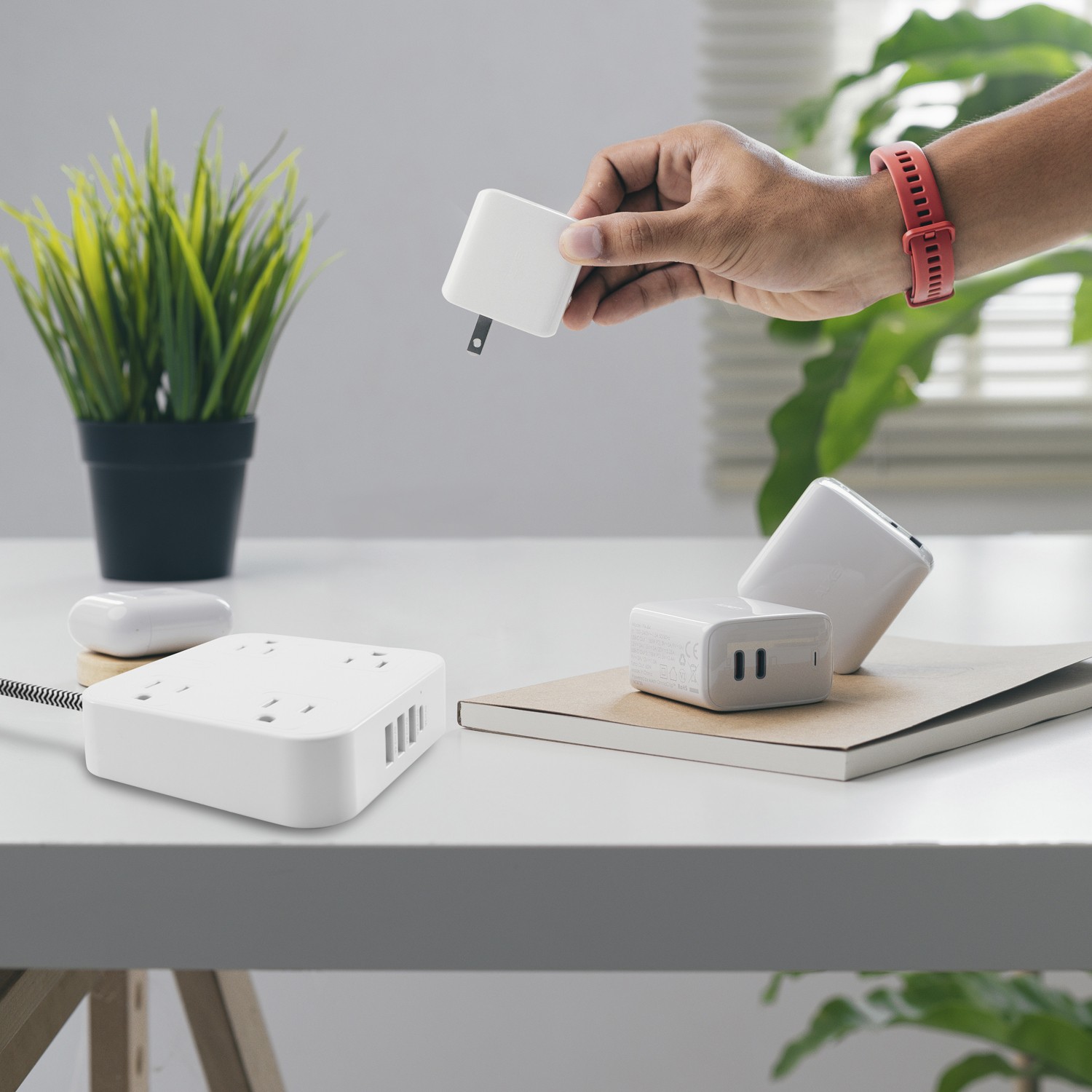 Multicontacto usb con 4 enchufes, 3 puertos usb y 1 usb-c