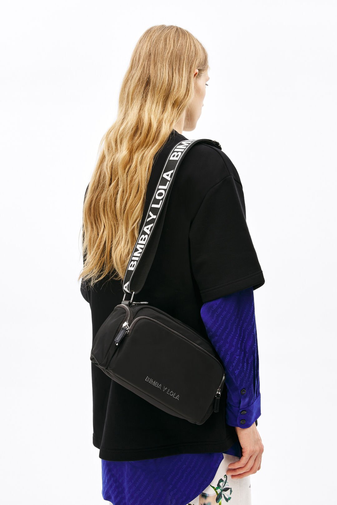 Bolsa Bandolera Mediana color negro logo negro