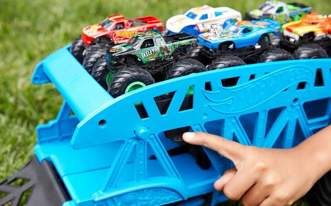 Hot Wheels Monster Trucks Camión + 3 Coches