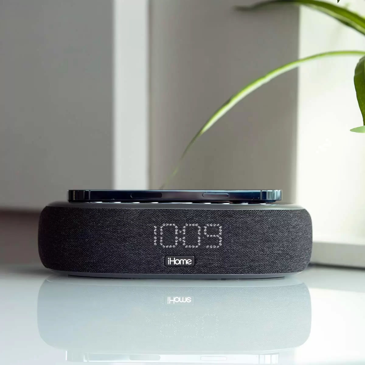 Despertador Con Carga Inalámbrica y Bocina iHome iBTW41 CST