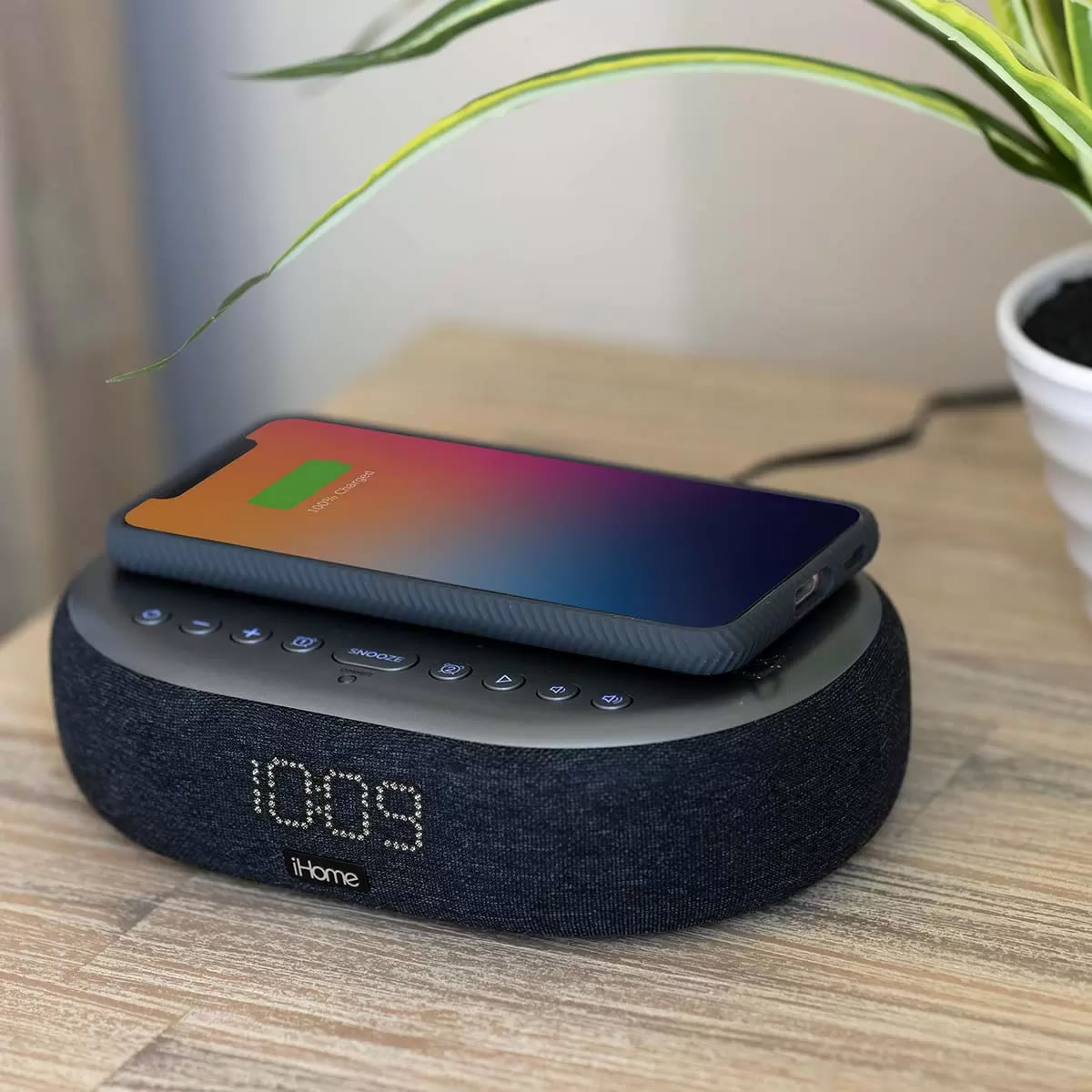 Despertador Con Carga Inalámbrica y Bocina iHome iBTW41 CST