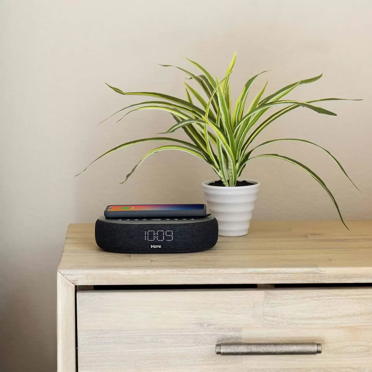 Despertador Con Carga Inalámbrica y Bocina iHome iBTW41 CST