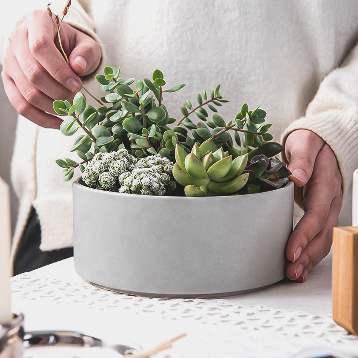 Macetero Minimalista Base de bambú con 3 Patas, Maceta de cerámica 21 cm (Blanco)