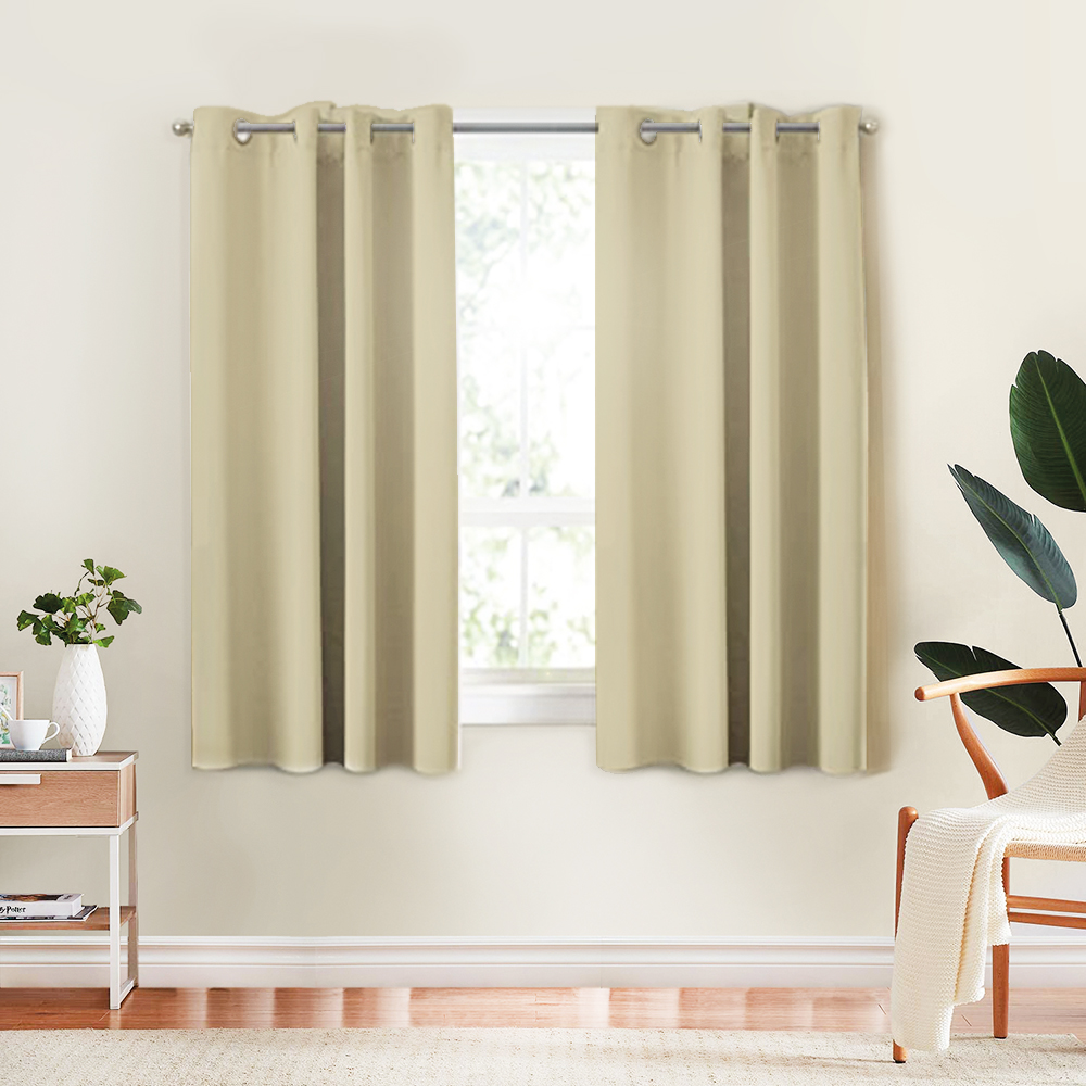 Juego De Cortinas Lisa con Aros. La medida total del juego es de: 2.00 m de ancho x 1.35 m de alto. Incluye dos paneles cada uno mide: 1 m x1.35 m y 5 Aros Metálicos. Home Curtains. Beige