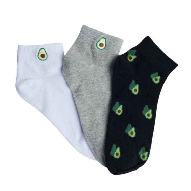 Set de 3 pares de calcetines de diferentes colores con pequeñas imágenes de aguacatitos, marca Love to Lounge, mod. 987148 