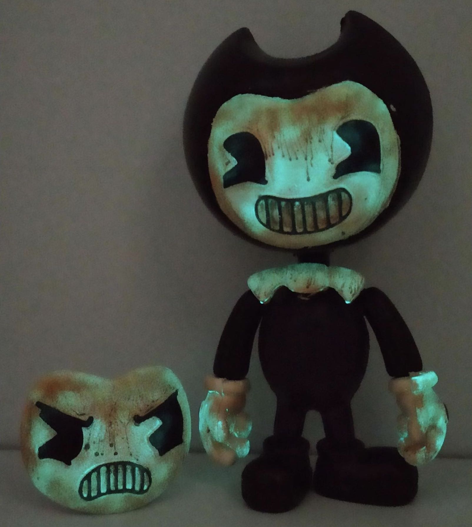 Figura Bendy and the Ink Machine Dirty Brown 2 Caras Fluorescente Brilla