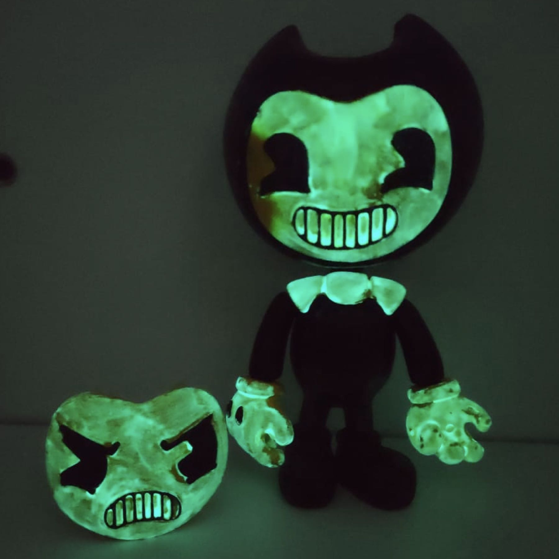 Figura Bendy and the Ink Machine 2 Caras Yellow Fluorescente Brilla