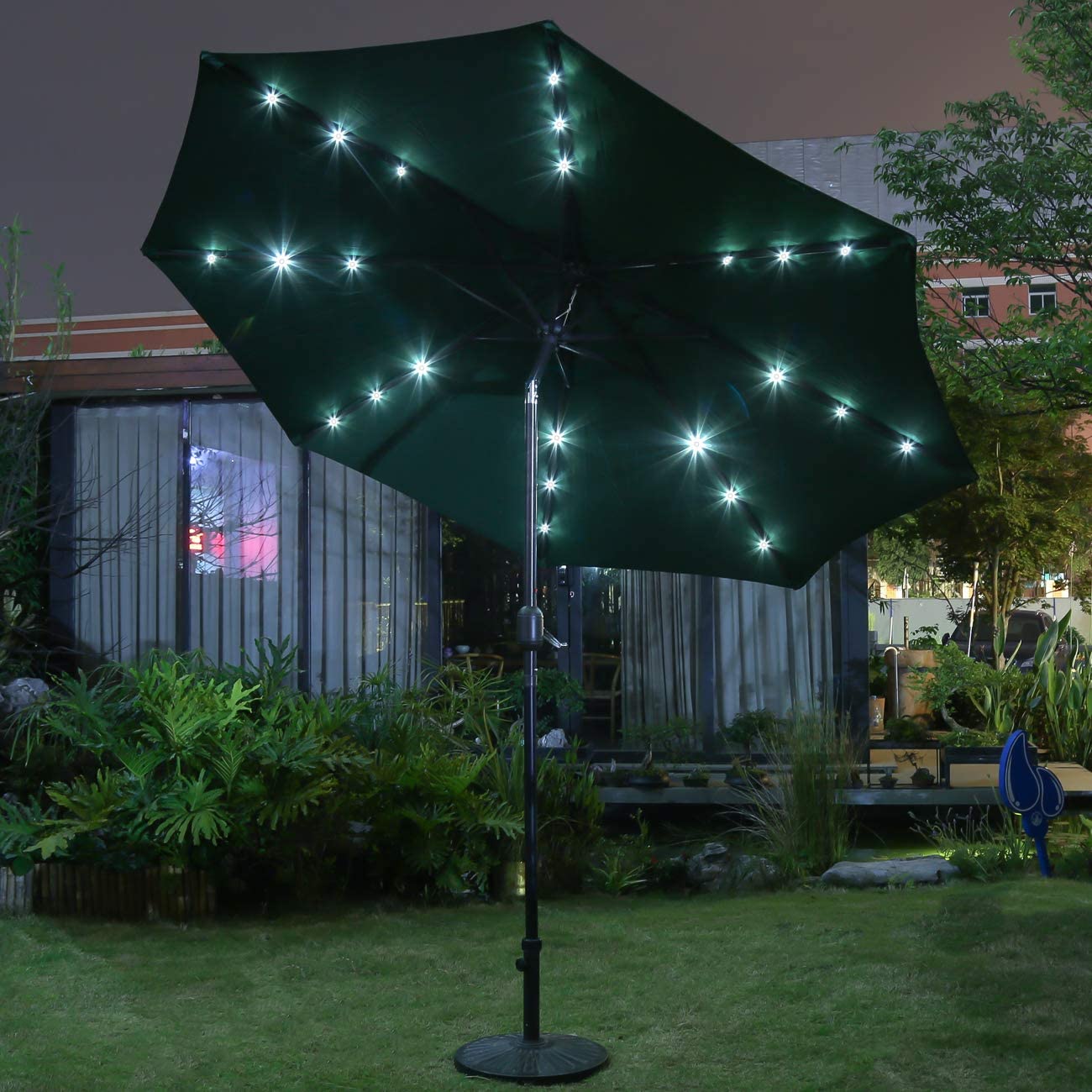Sombrilla con luz LED solar, Sunnyglade para Patio y Jardín hasta 6 horas de luz. Color Verde