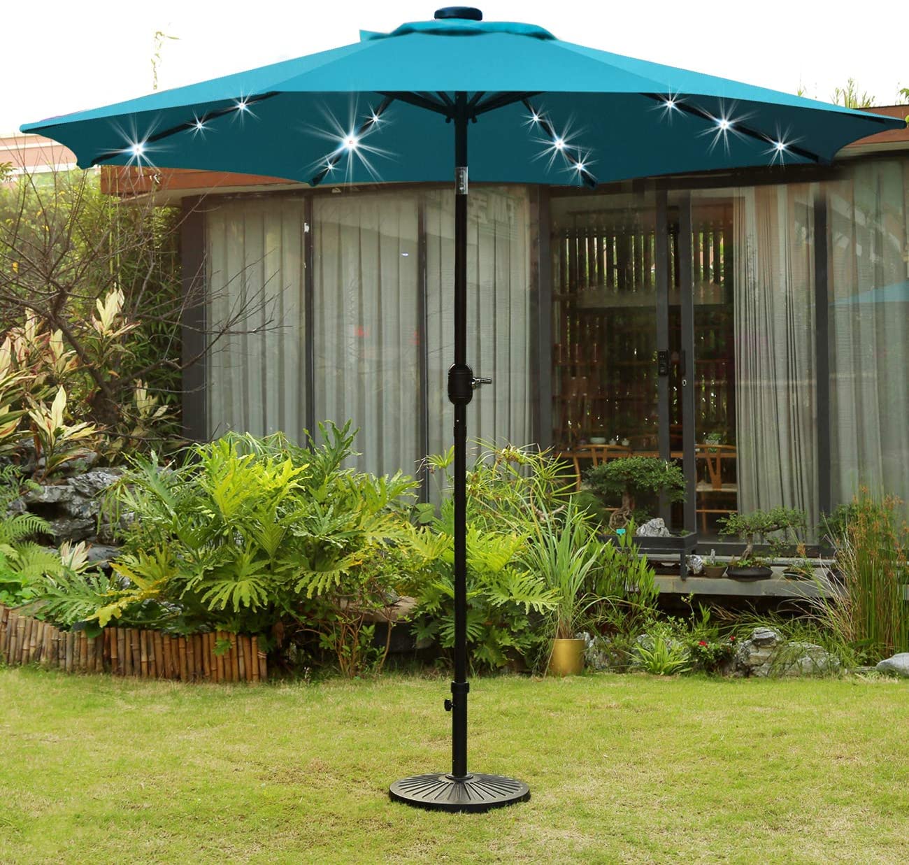Sombrilla con luz LED solar, Sunnyglade para Patio y Jardín hasta 6 horas de luz. Color Verde