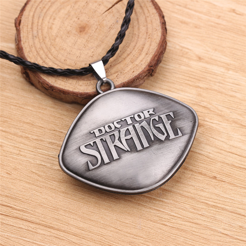 Collar de Doctor Strange ojo de Agamotto de metal plateado