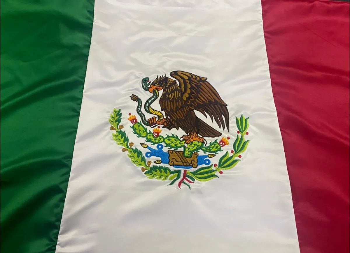 Bandera de México doble tela de Razo bordado en colores