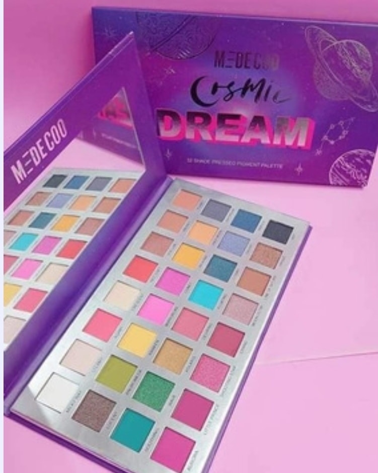 Paleta de 32 tonos de sombras ultra pigmentadas Cosmic Dream, marca Medecoo