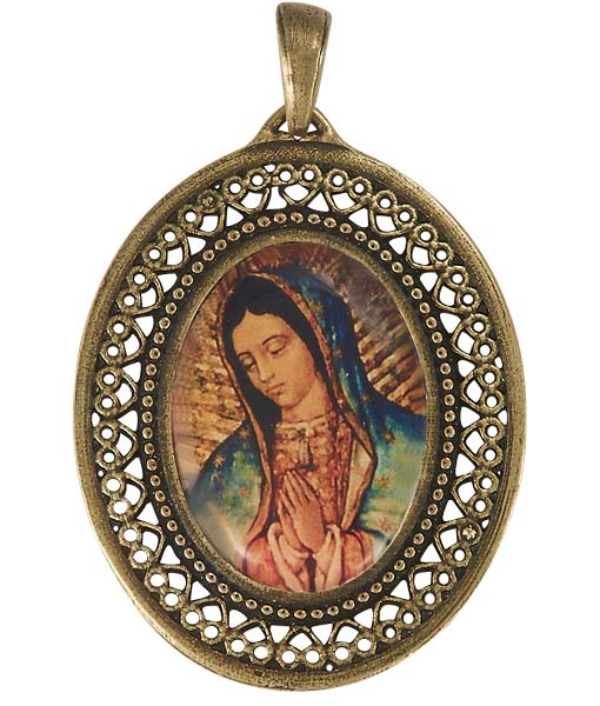 Dije para collar estilo medallón con marco filigrana de la Virgen de Guadalupe y otras imágenes