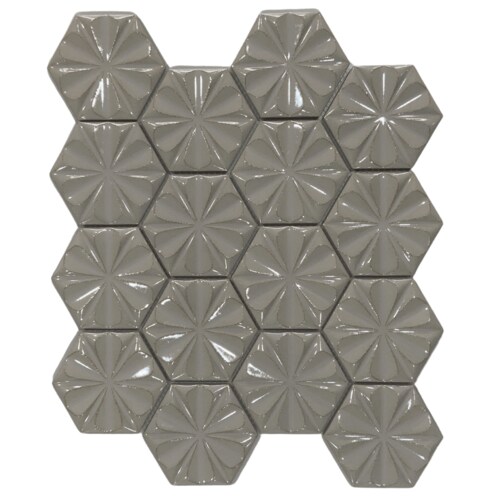 Malla o Mosaico Decorativo Porcelánico Fl-Gr medida 30x26x.06 Cms (base por altura). Diseño en tono gris con figura hexagonal, detalles en relieve en forma de flor con brillos. Caja de 5 piezas.