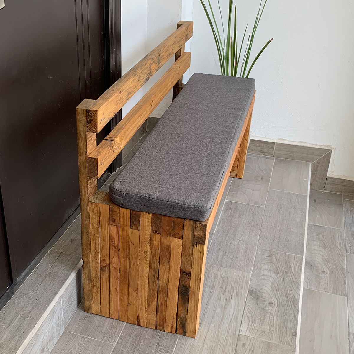 Banca de Jardín con Respaldo y Cojín, Estilo Vintage, para Interior ó Exterior. Muy Resistente y Durable.