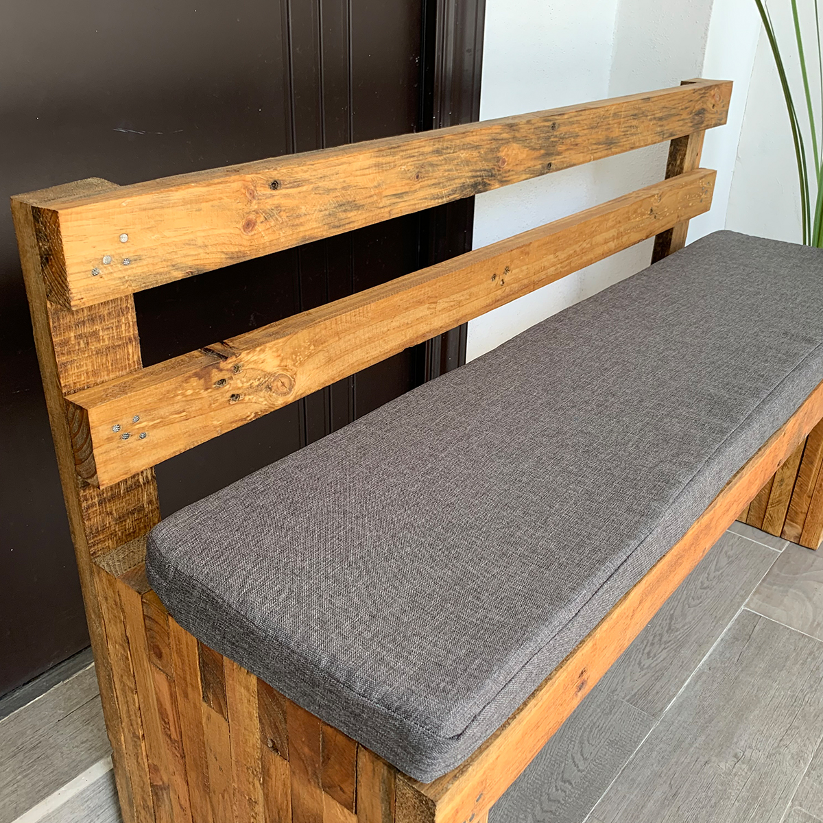 Banca de Jardín con Respaldo y Cojín, Estilo Vintage, para Interior ó Exterior. Muy Resistente y Durable.