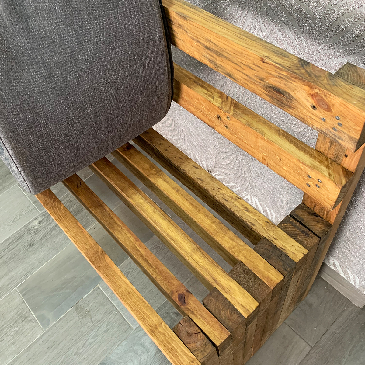 Banca de Jardín con Respaldo y Cojín, Estilo Vintage, para Interior ó Exterior. Muy Resistente y Durable.