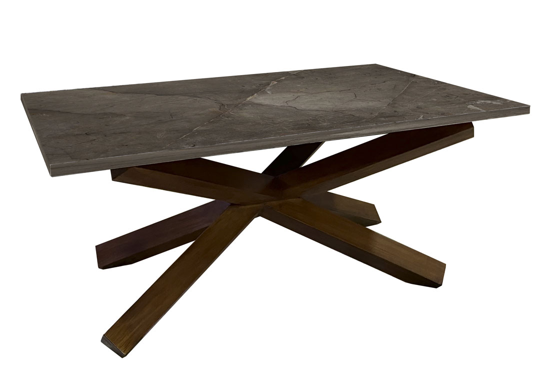 Mesa de centro con base en cruceta y cubierta de mármol gris.