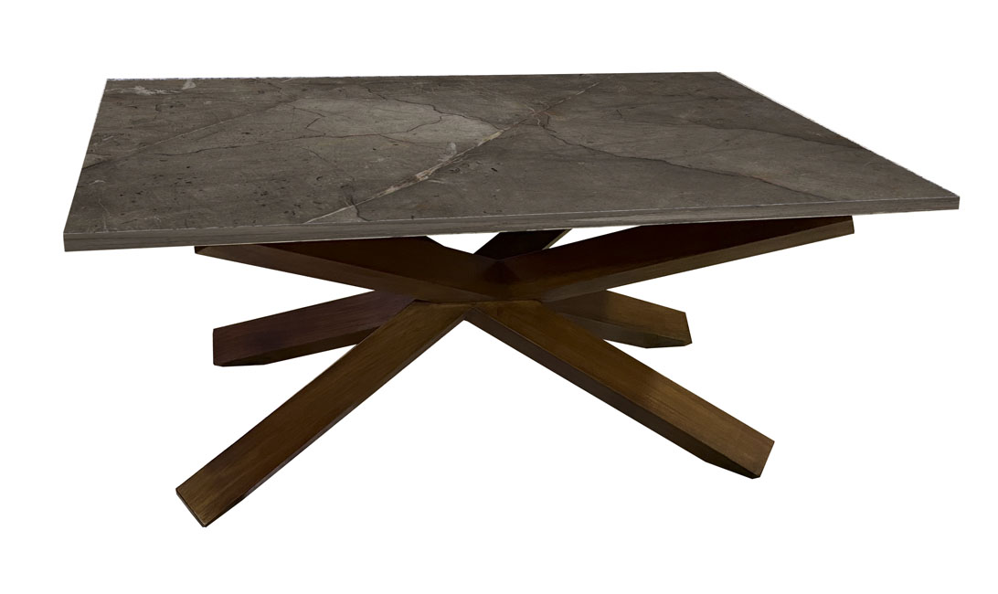 Mesa de centro con base en cruceta y cubierta de mármol gris.
