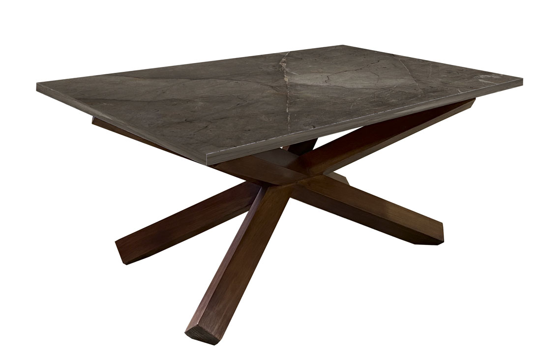 Mesa de centro con base en cruceta y cubierta de mármol gris.