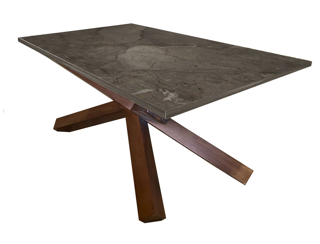 Mesa de centro con base en cruceta y cubierta de mármol gris.