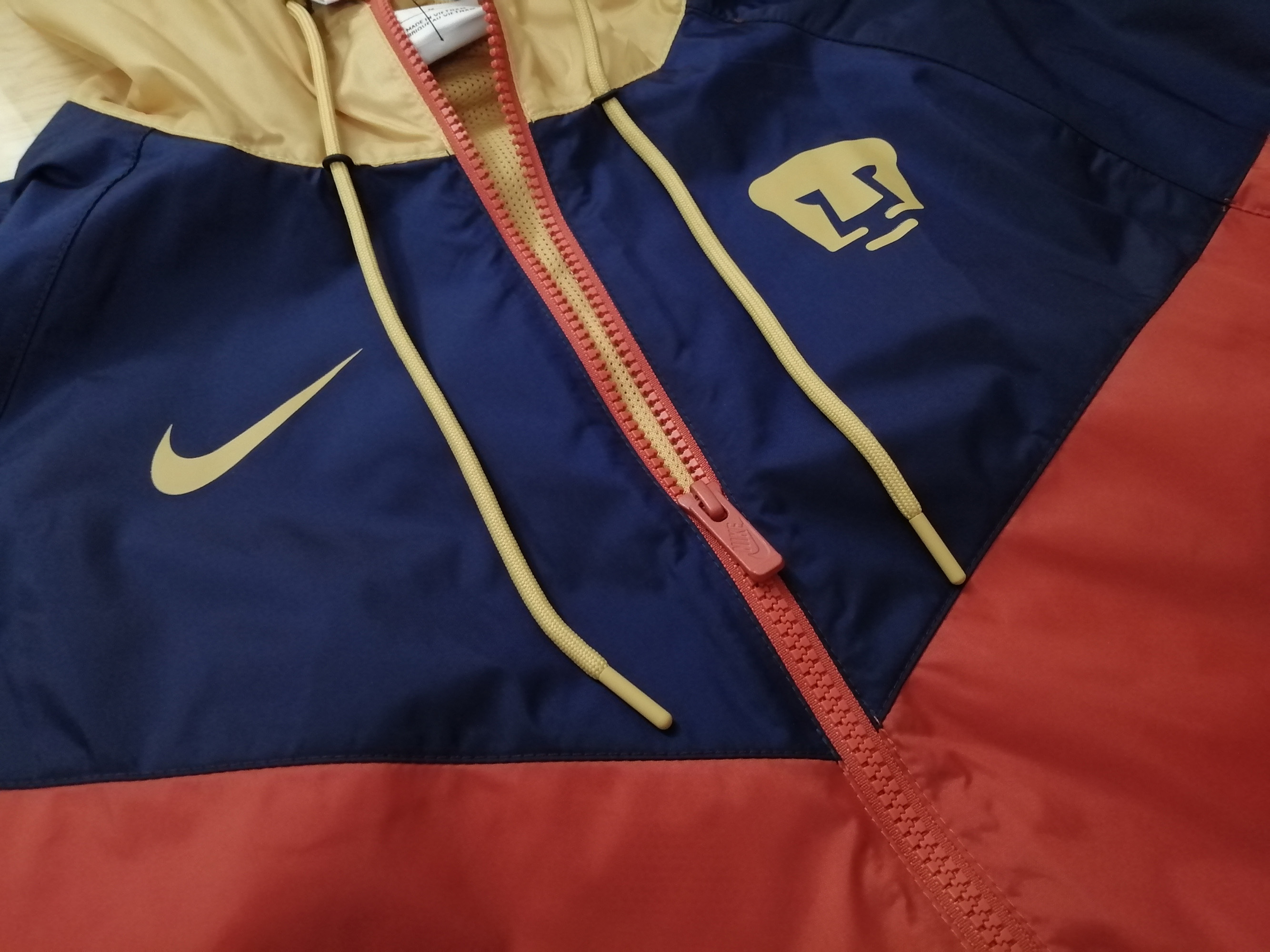 ROMPEVIENTOS NIKE PUMAS UNAM TERRACOTA 2022 (OVERSIZE) - TALLA CHICO (AMPLIO)