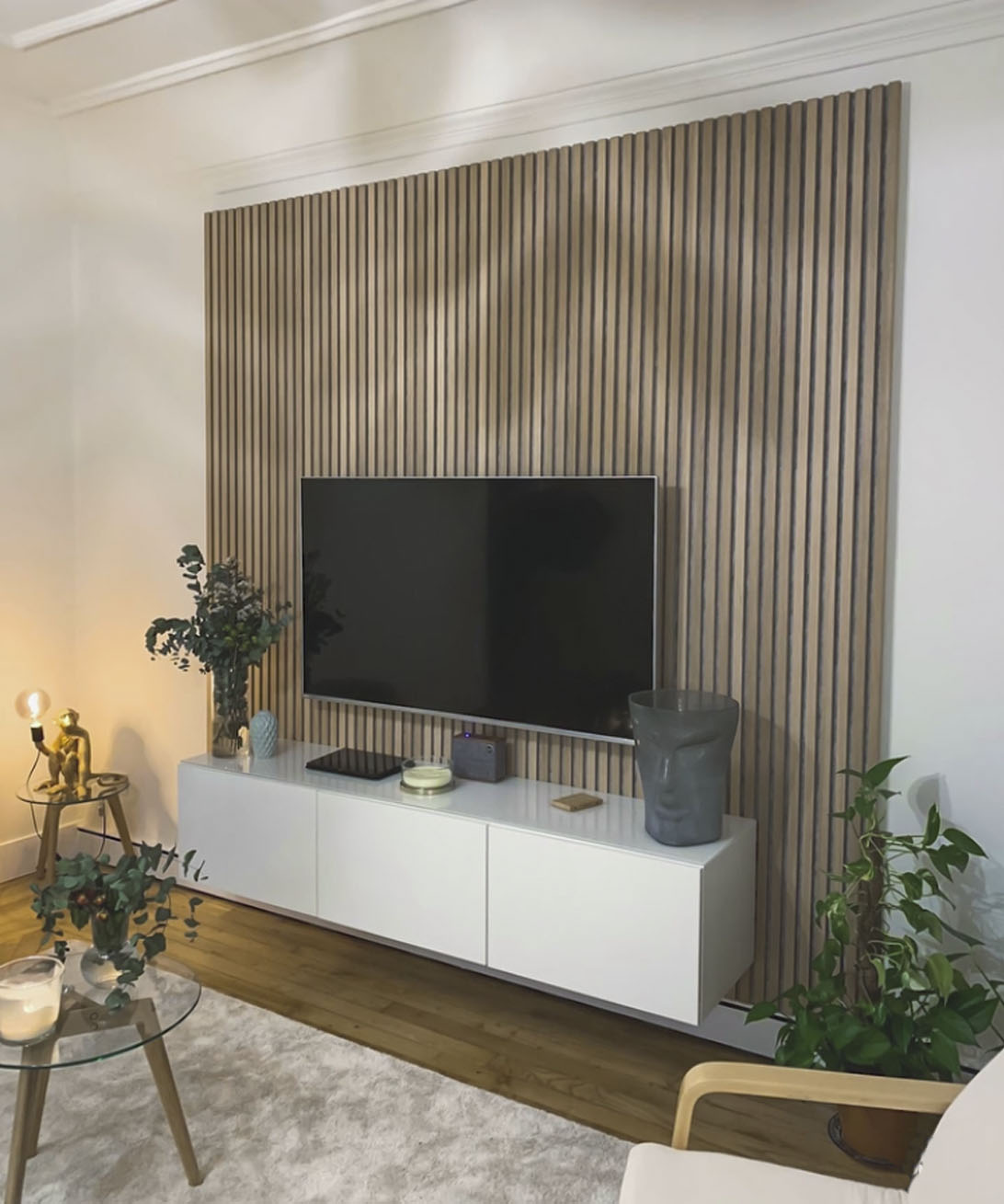 Mueble de tv con lambrin en madera natural 🪵 y panel de melamina alto  brillo ⚪️✨