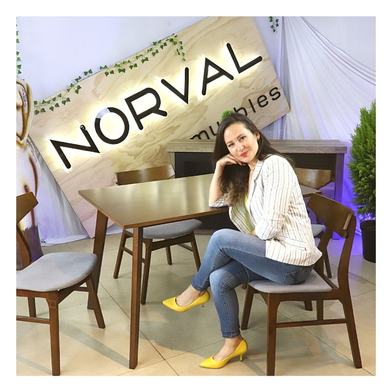 Comedor de Madera Mesa Rectangular y 4 Sillas Barnizado en color Nogal y Tapizado Gris 120 x 75 cm.