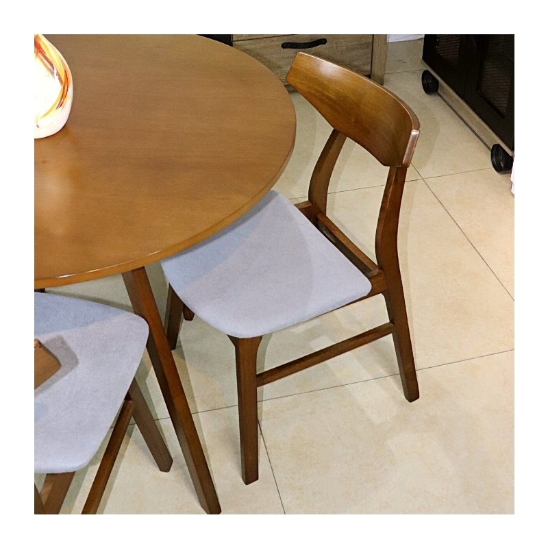 Set de 4 Sillas de Madera Sólida Armable Moderna Tapiz Velvet Gris Barnizada en color Nogal Dana.