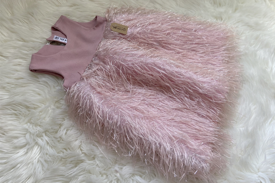 Vestido de diseñador, talla 4, color rosa palo, con detalle de plumas y forro en su interior.
