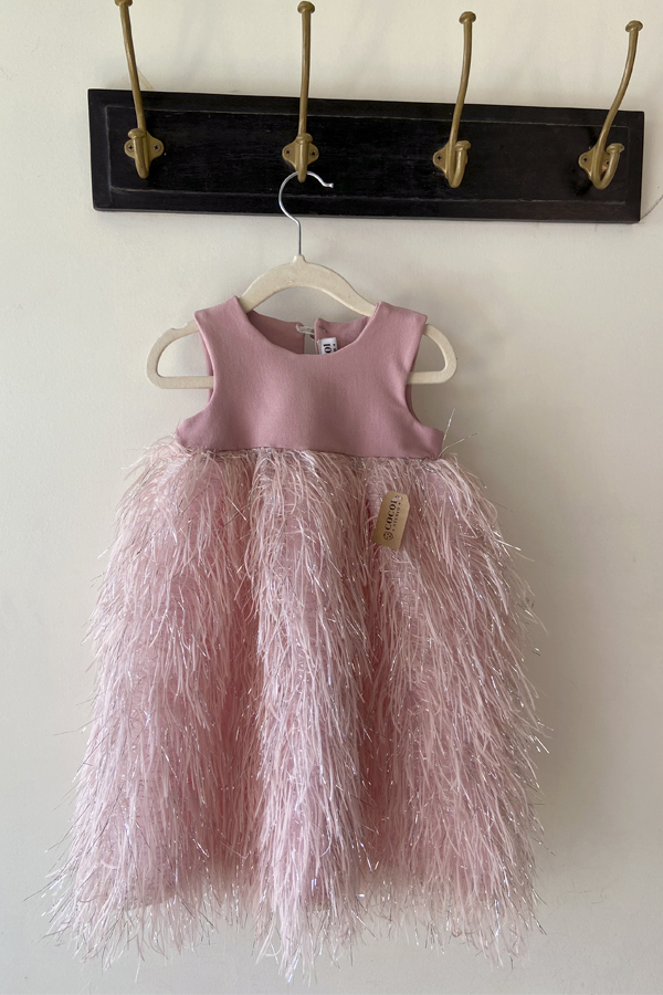 Vestido de diseñador, talla 4, color rosa palo, con detalle de plumas y forro en su interior.
