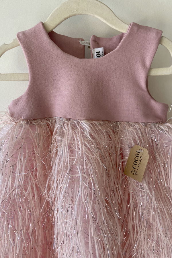 Vestido de diseñador, talla 4, color rosa palo, con detalle de plumas y forro en su interior.