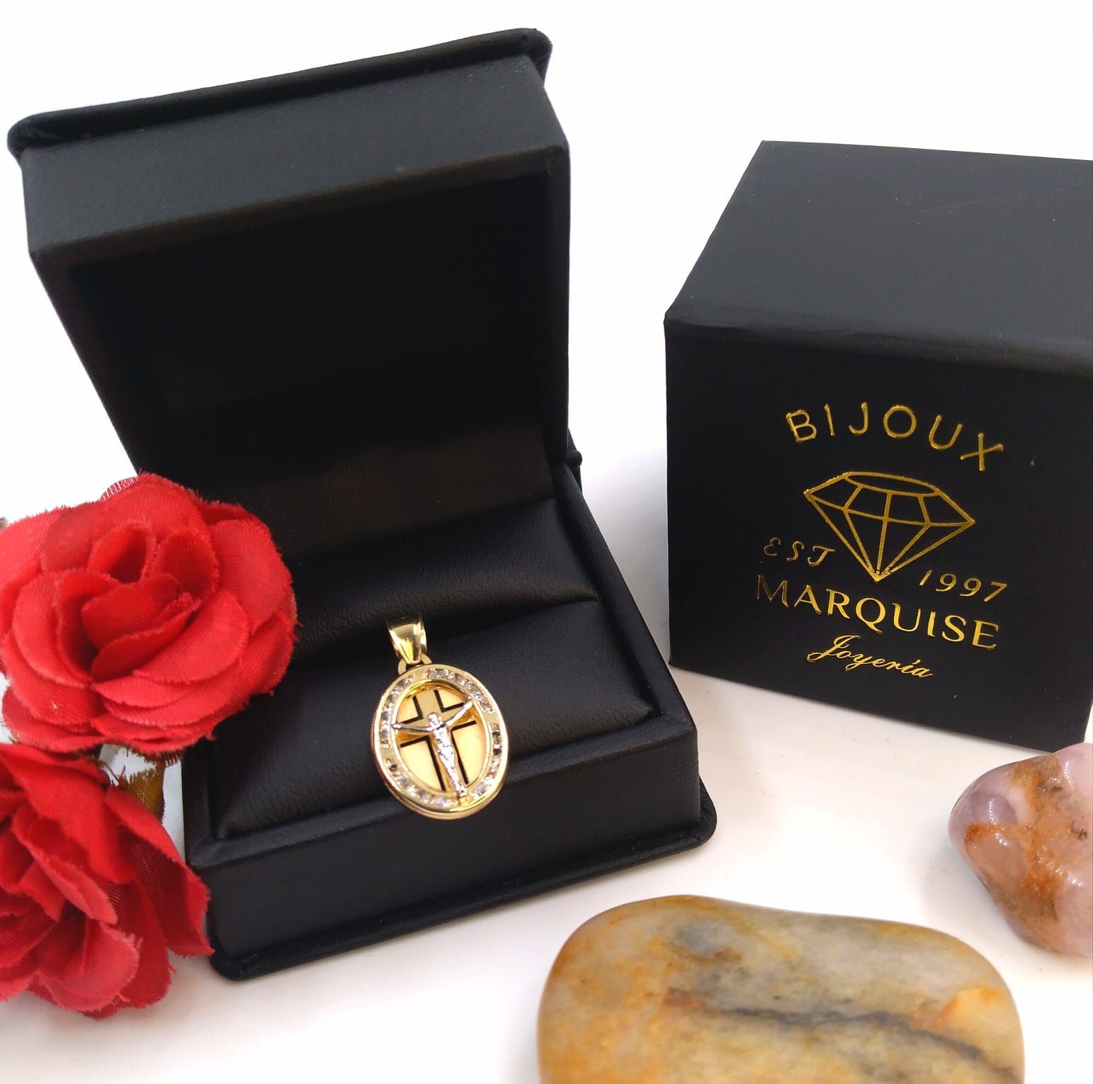 Dije Oval Cruz Cristo Zirconia Oro 10K + Cadena Baño de Oro 18k BIJOUX MARQUISE