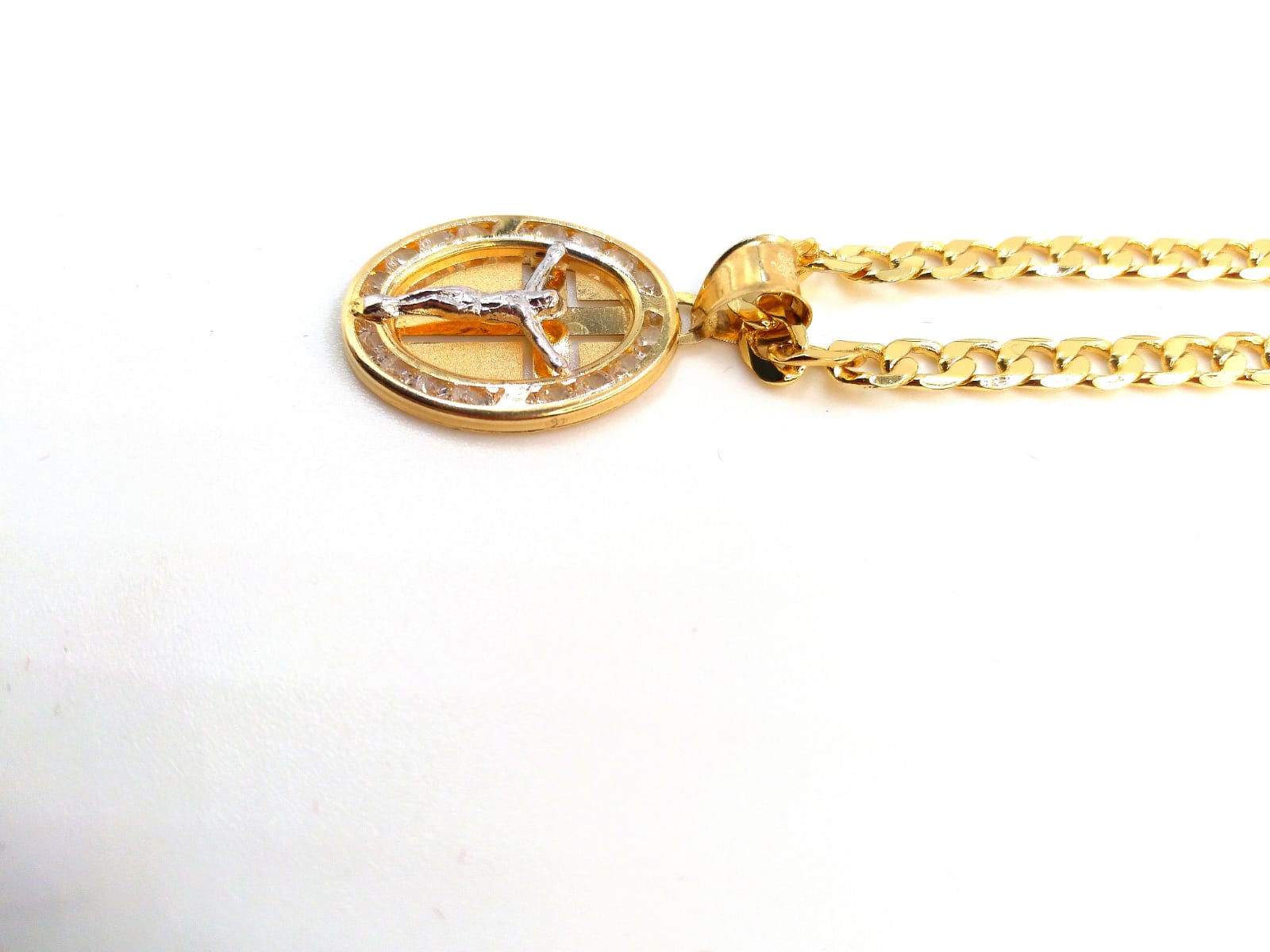 Dije Oval Cruz Cristo Zirconia Oro 10K + Cadena Baño de Oro 18k BIJOUX MARQUISE