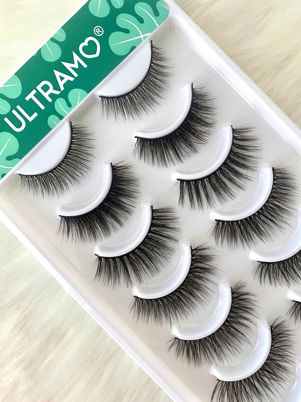 Caja Paquete Con 10 Pares De Pestañas Postizas Ultramo Verde