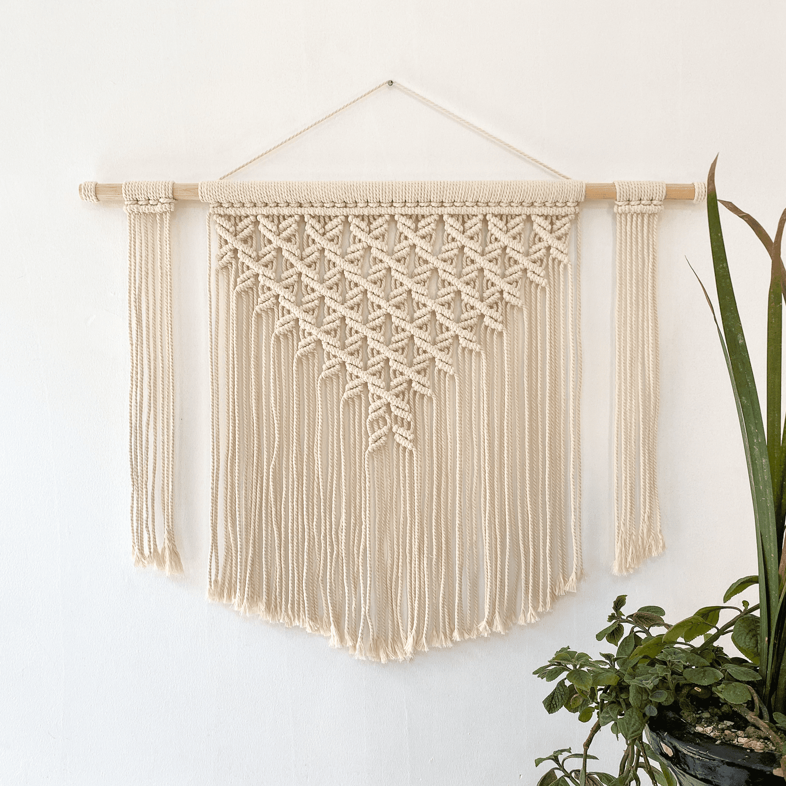 Tapiz de Macramé Grande Pindeli Poli Hecho a Mano, Modelo Ro Color Beige