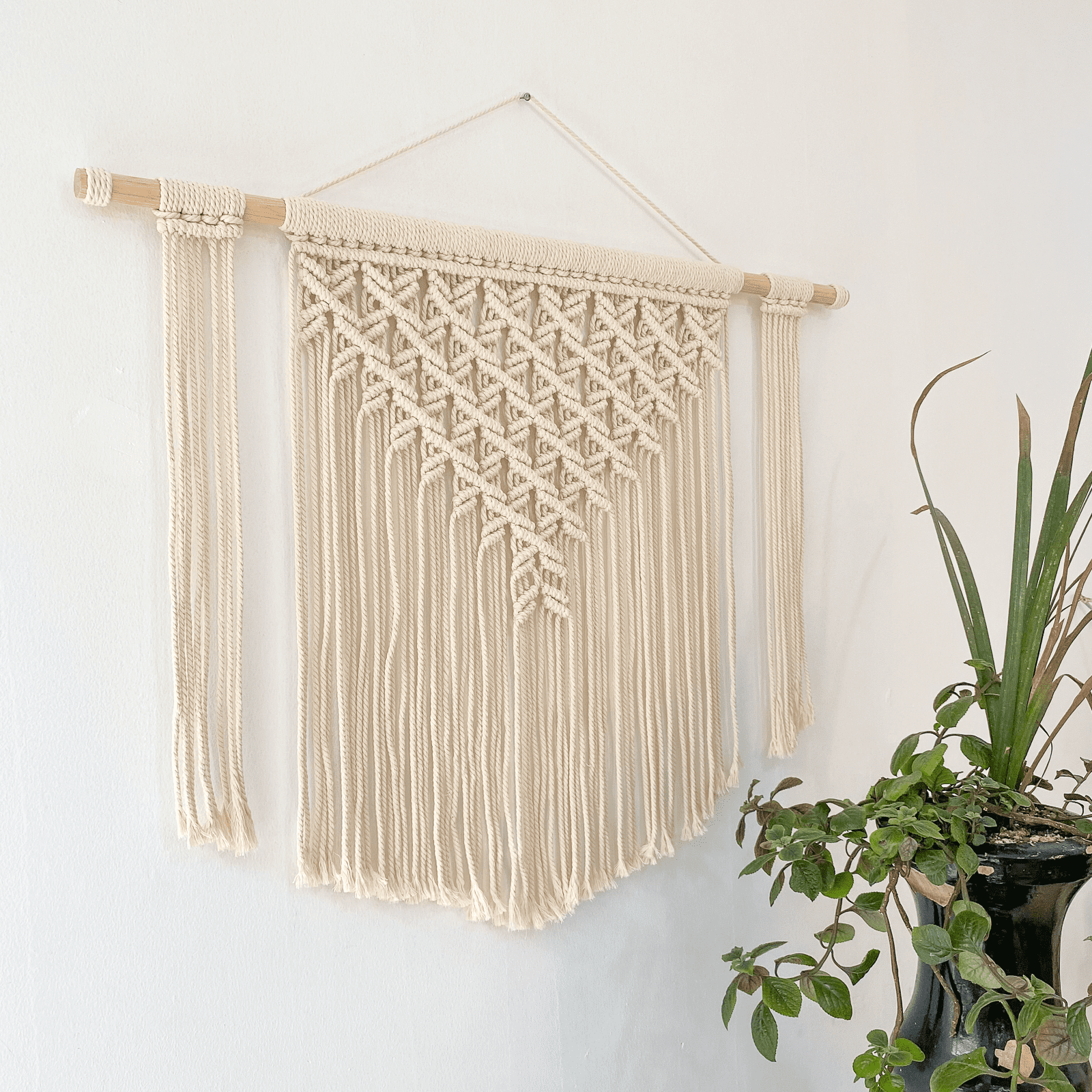 Tapiz de Macramé Grande Pindeli Poli Hecho a Mano, Modelo Ro Color Beige