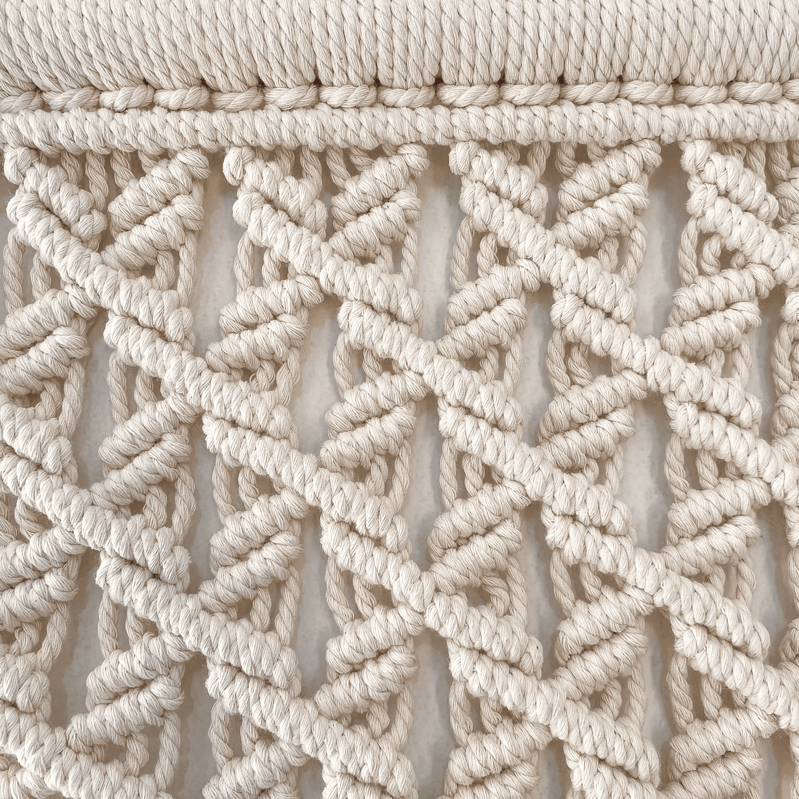Tapiz de Macramé Grande Pindeli Poli Hecho a Mano, Modelo Ro Color Beige