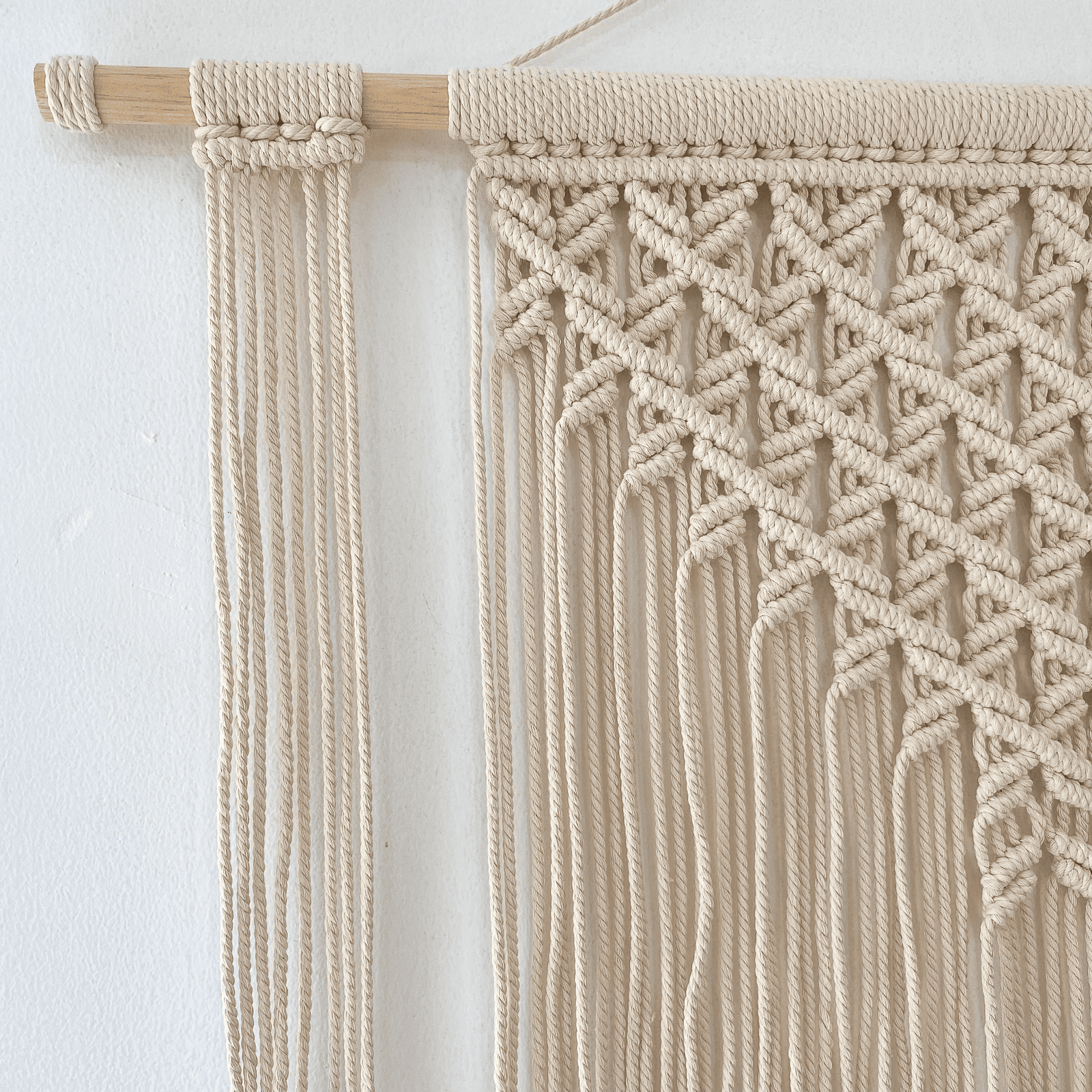 Tapiz de Macramé Grande Pindeli Poli Hecho a Mano, Modelo Ro Color Beige