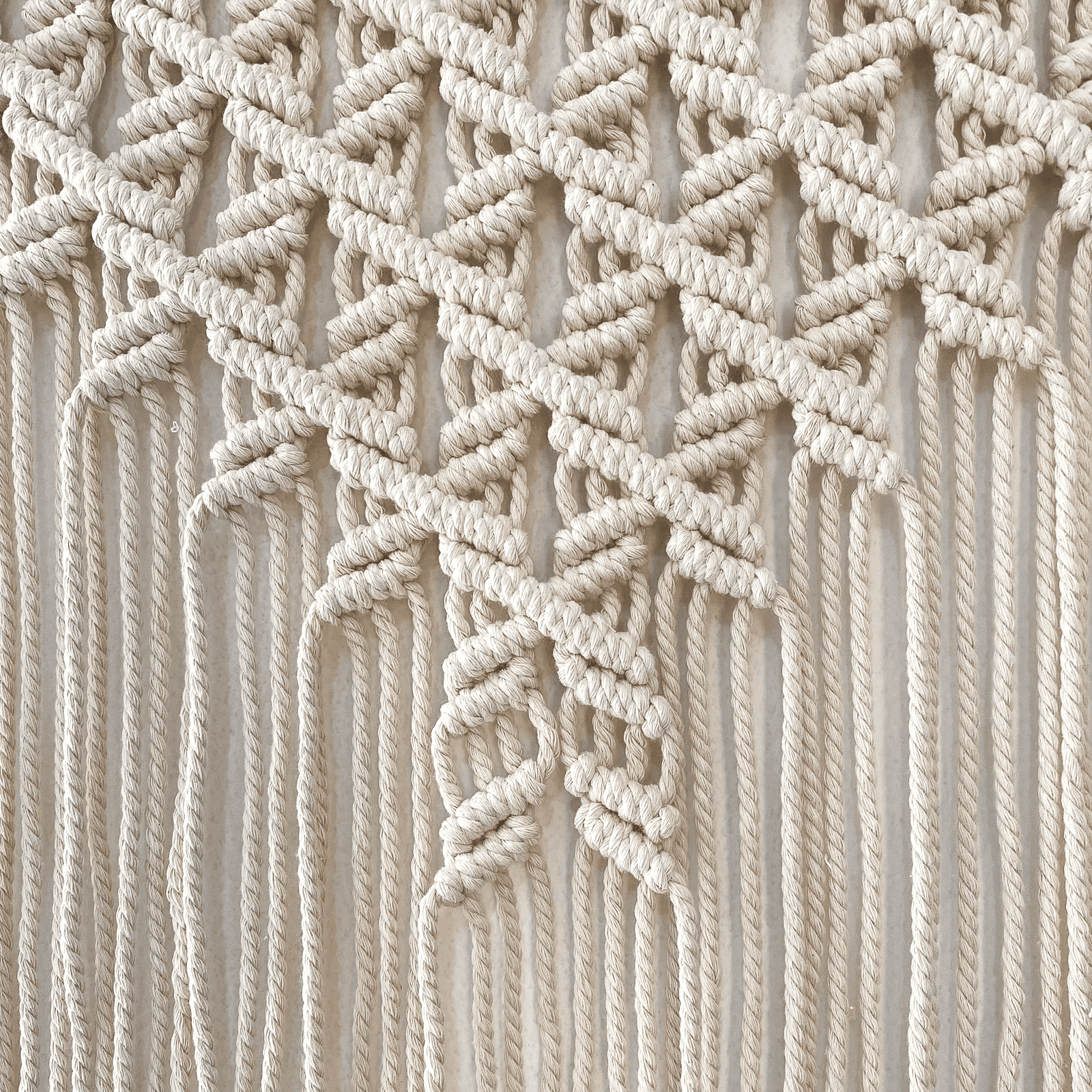Tapiz de Macramé Grande Pindeli Poli Hecho a Mano, Modelo Ro Color Beige