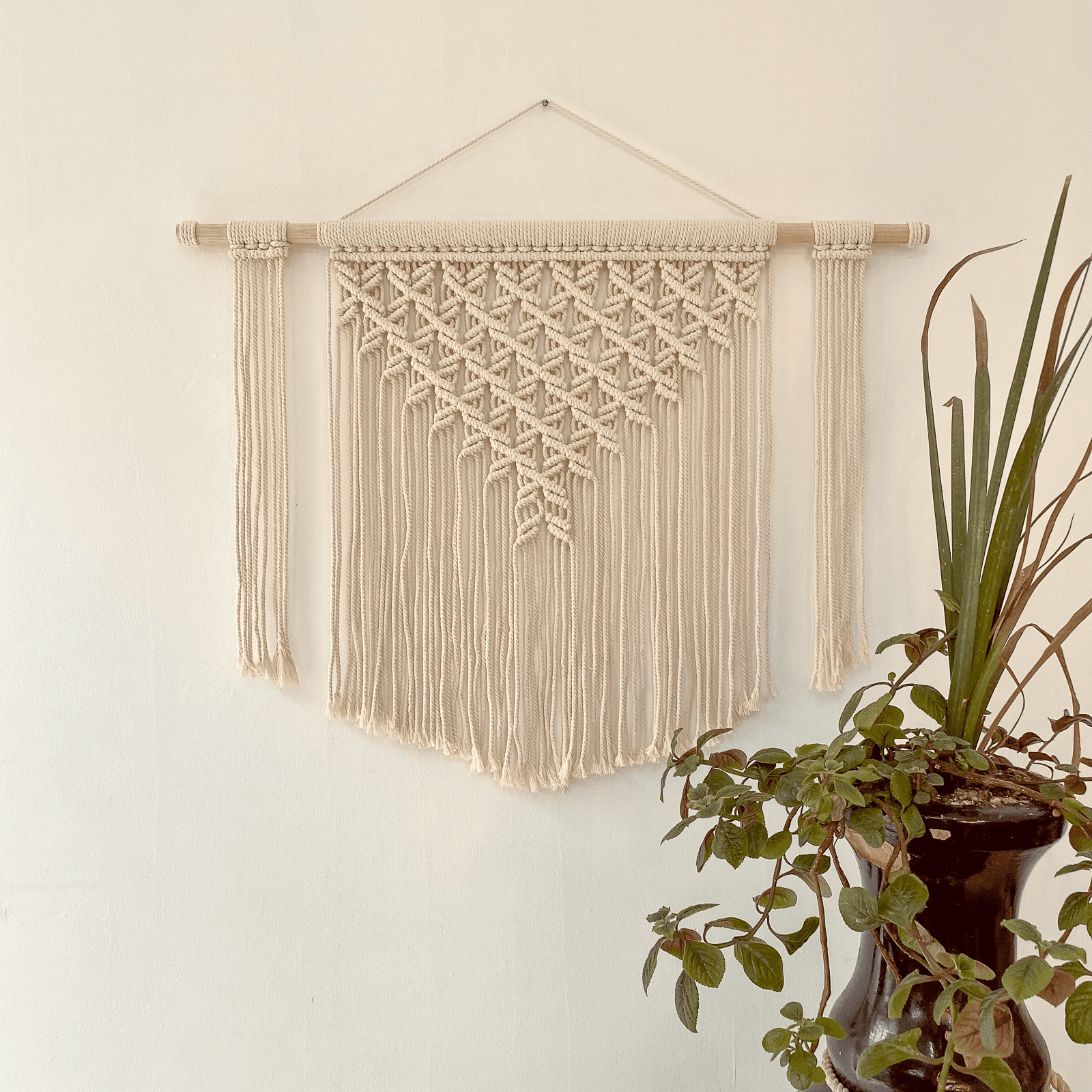 Tapiz de Macramé Grande Pindeli Poli Hecho a Mano, Modelo Ro Color Beige