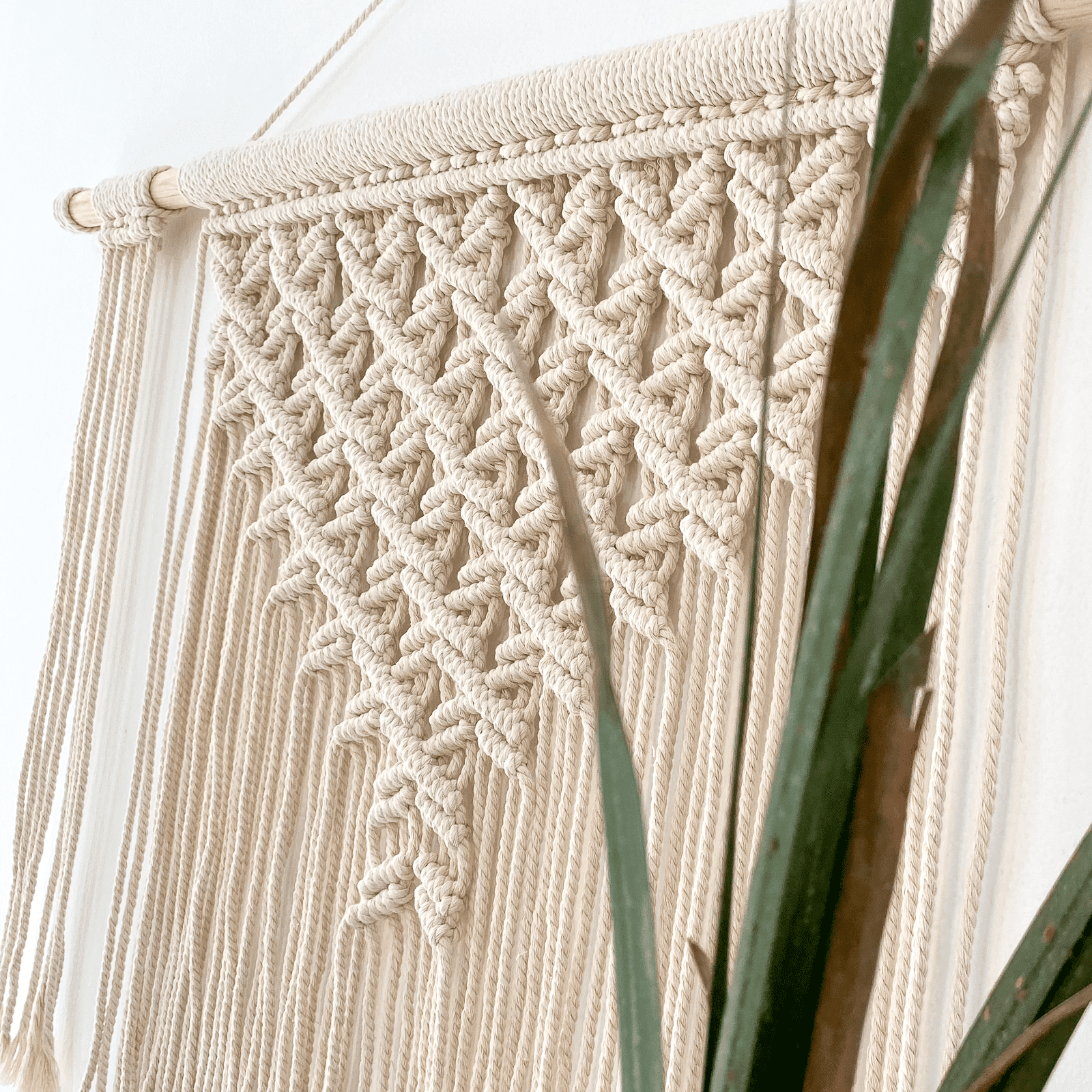 Tapiz de Macramé Grande Pindeli Poli Hecho a Mano, Modelo Ro Color Beige