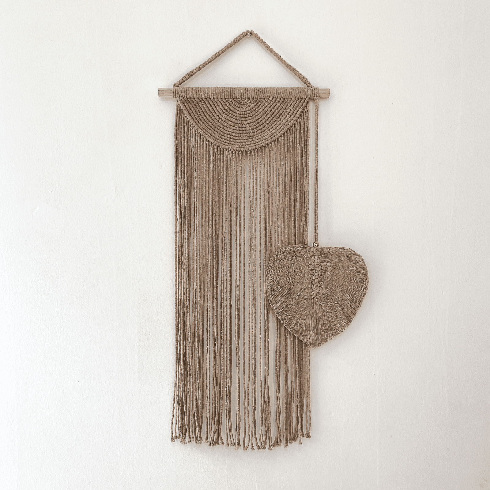 Tapiz de Macramé Pindeli Poli Hecho a Mano, Modelo Media Luna y Hojita Color Caqui