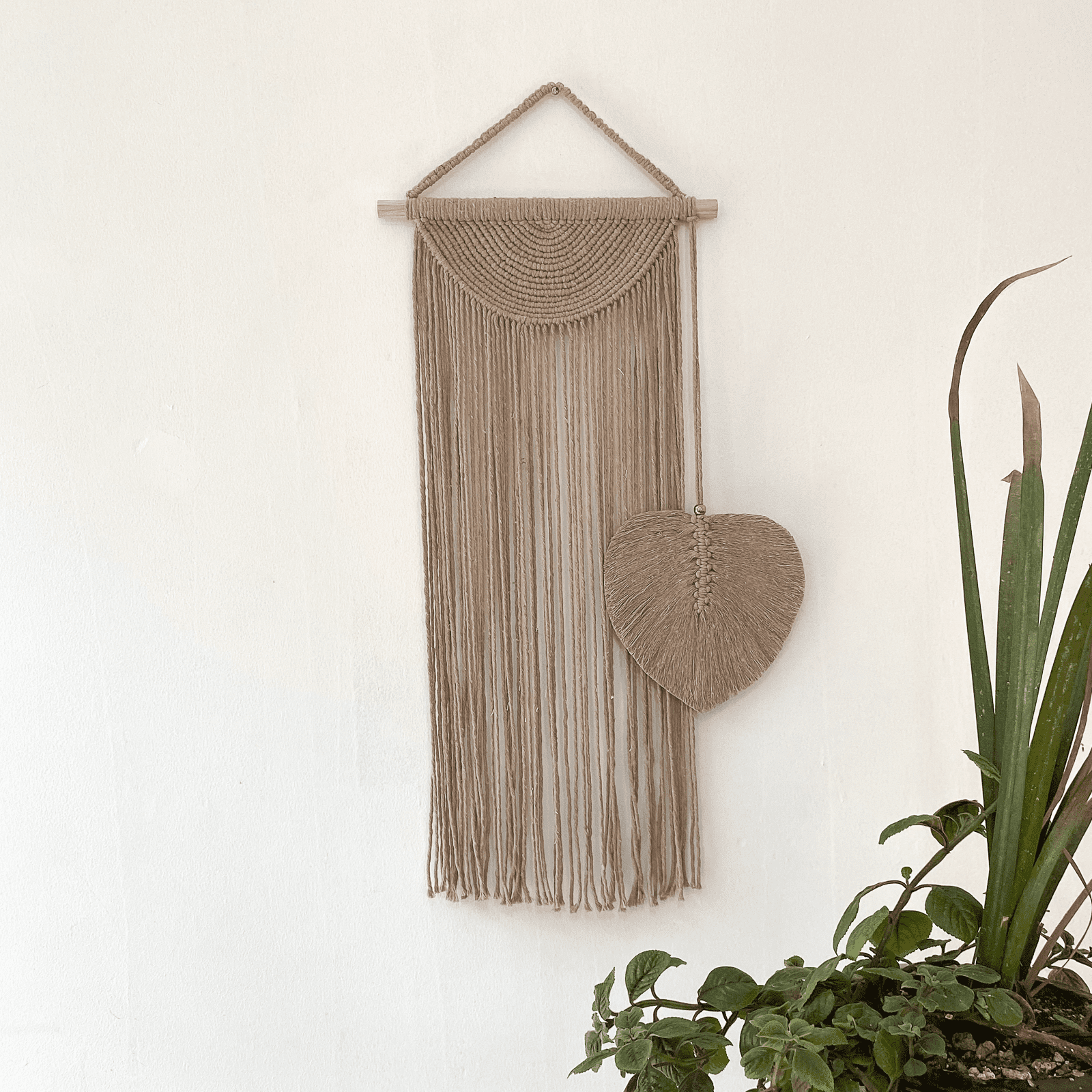 Tapiz de Macramé Pindeli Poli Hecho a Mano, Modelo Media Luna y Hojita Color Caqui