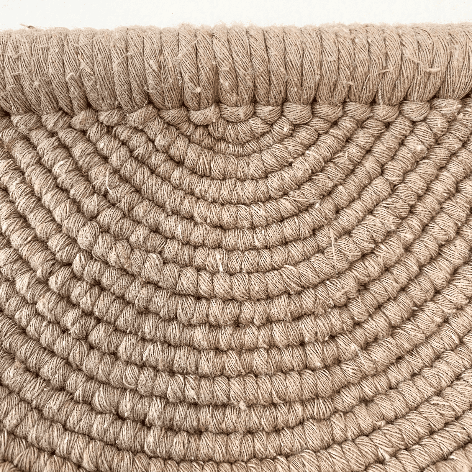 Tapiz de Macramé Pindeli Poli Hecho a Mano, Modelo Media Luna y Hojita Color Caqui